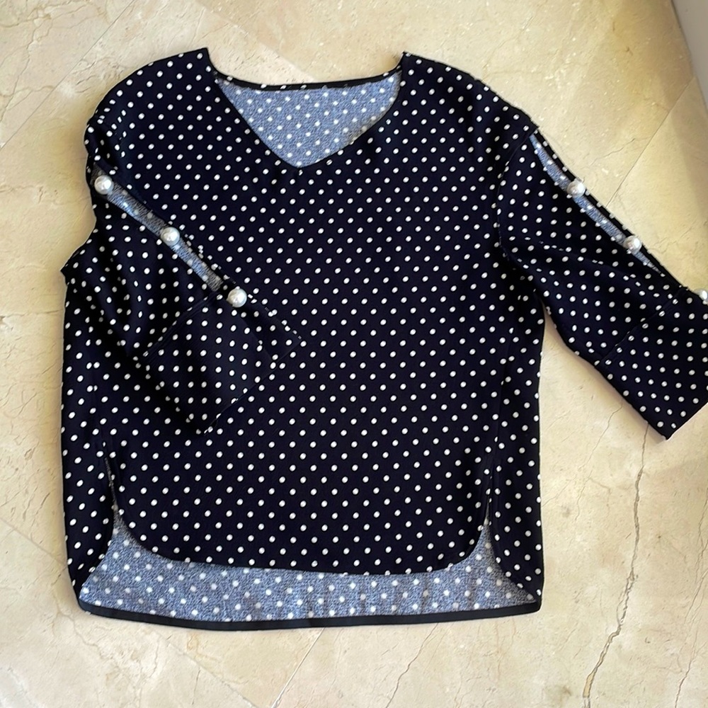 POLKA DOT TOP PEEKABOO PEARL SLEEVES